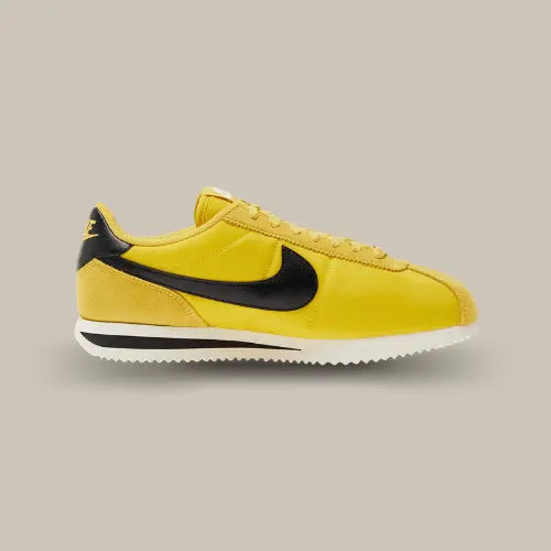 La Nike Cortez Vivid Sulfur vue de côté avec sa base en nylon jaune et son swoosh en cuir noir.
