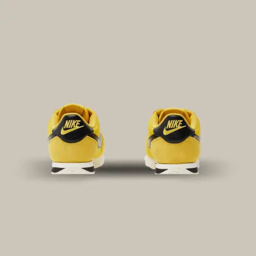 L'arrière de la Nike Cortez Vivid Sulfur de couleur jaune avec son heel tab noir.