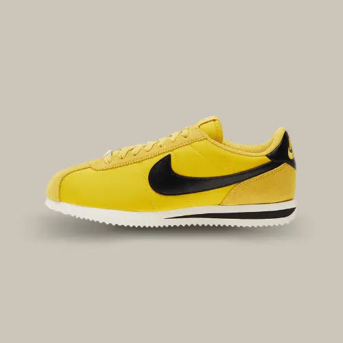 La Nike Cortez Vivid Sulfur vue de côté avec sa base en nylon jaune et son swoosh en cuir noir.