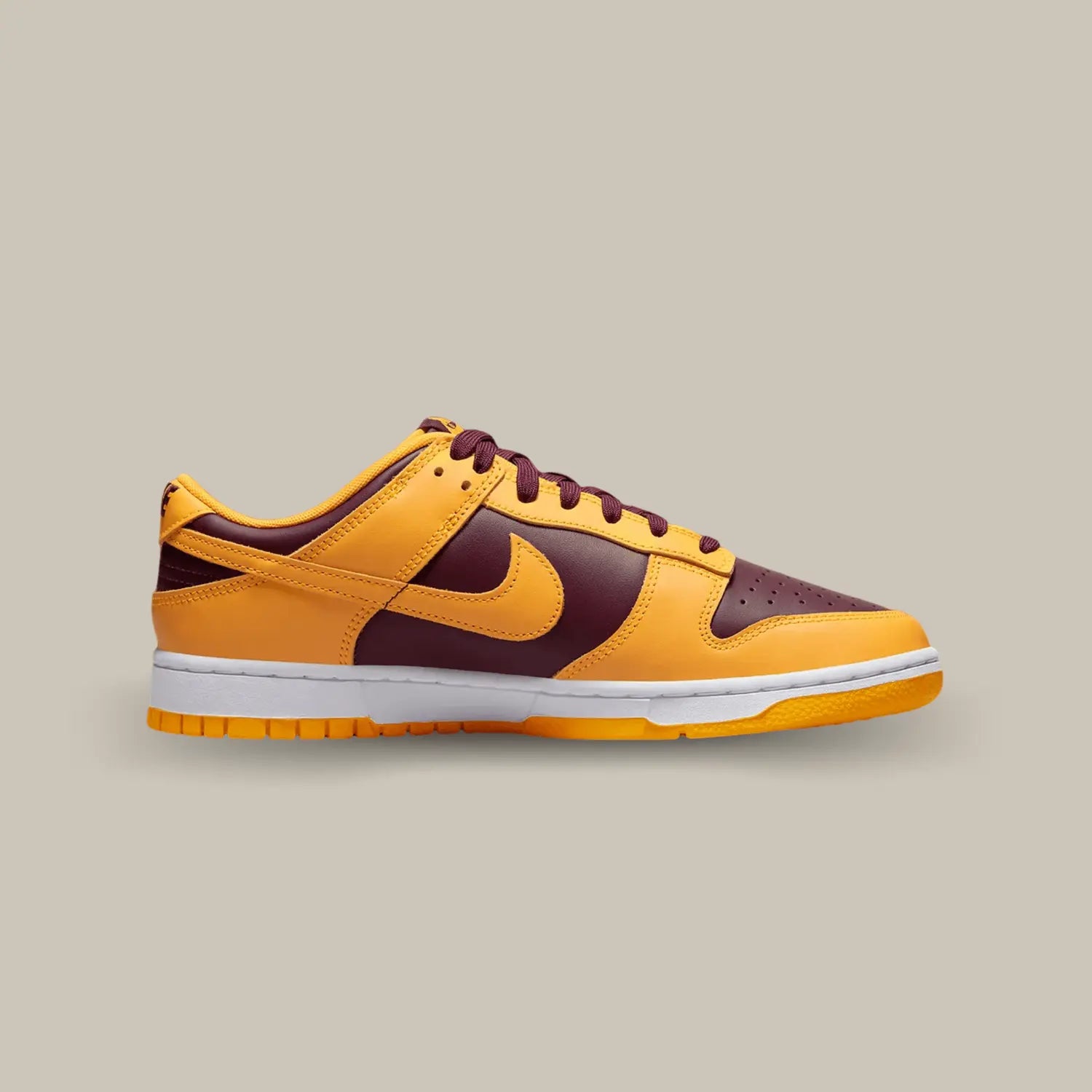 La Nike Dunk Low Arizona State de coté avec sa base en cuir bordeaux accompagnée de cuir jaune qui rappelle les équipes sportives de l’université d’Arizona State.