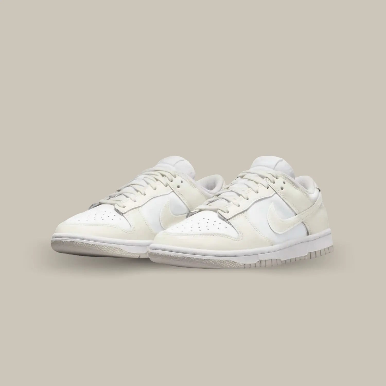 La marque au swoosh nous a concocté une version épurée de cette Nike Dunk Low. On retrouvera un cuir blanc cassé, surélevée par des empiècements en cuir beige pastel.