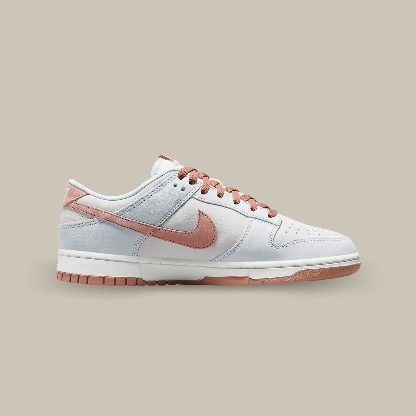 La Nike Dunk Low Fossil Rose de coté avec une base en daim agrémenté de touches rose pastel.