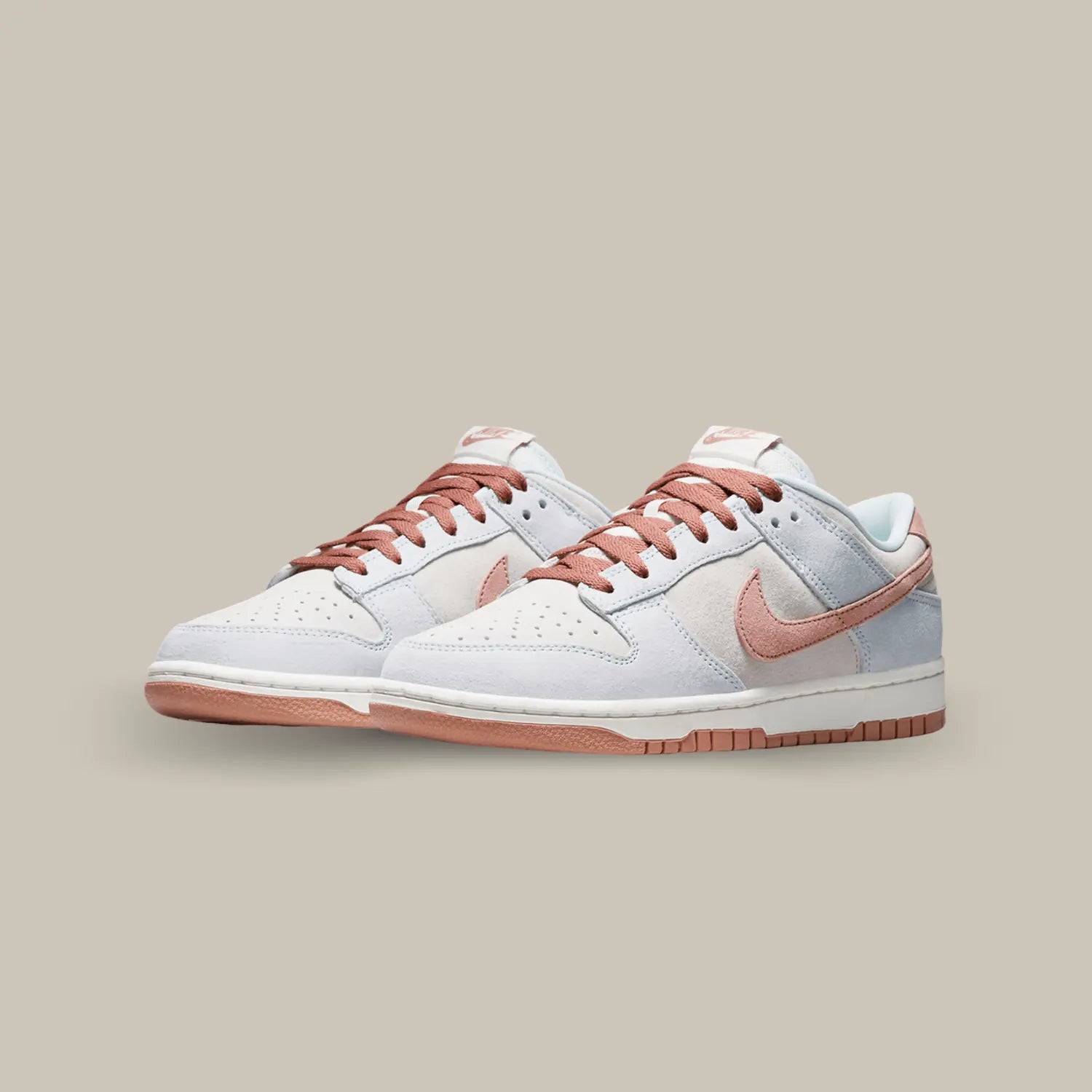 Nike nous propose cette Dunk Low Fossil Rose en version très douce et épurée. On retrouvera une base en daim agrémenté de touches rose pastel.