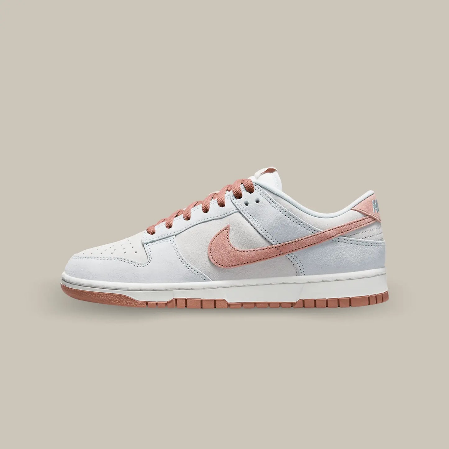 La Nike Dunk Low Fossil Rose de coté avec une base en daim agrémenté de touches rose pastel.