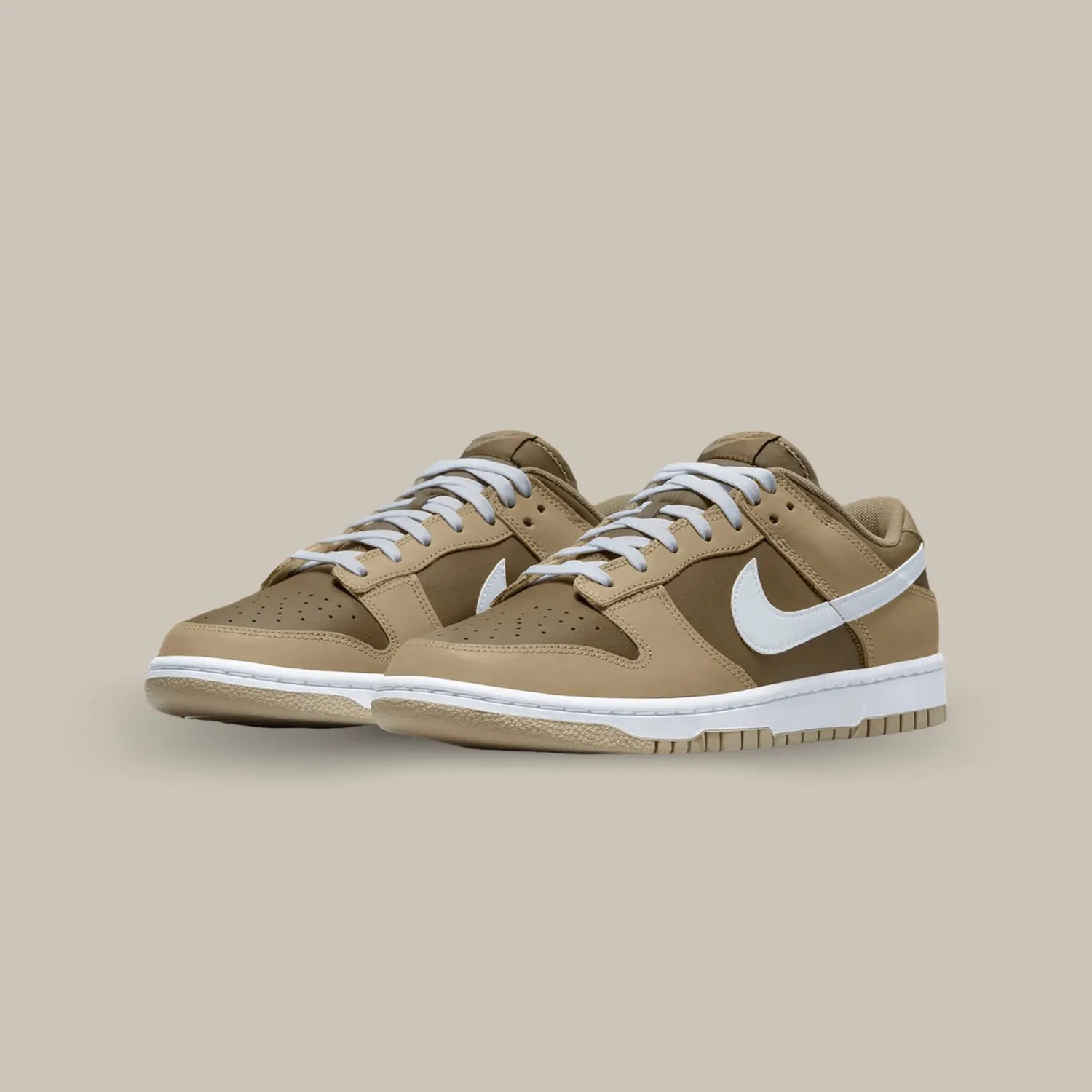 La Nike Dunk Low Judge Grey se dévoile à travers des nuances de marron, mises en avant par un Swoosh, des lacets et une midsole blanc.