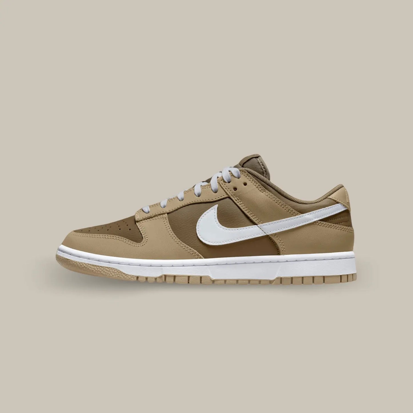 La Nike Dunk Low Judge Grey de coté qui se dévoile à travers des nuances de marron, mises en avant par un Swoosh, des lacets et une midsole blanc.