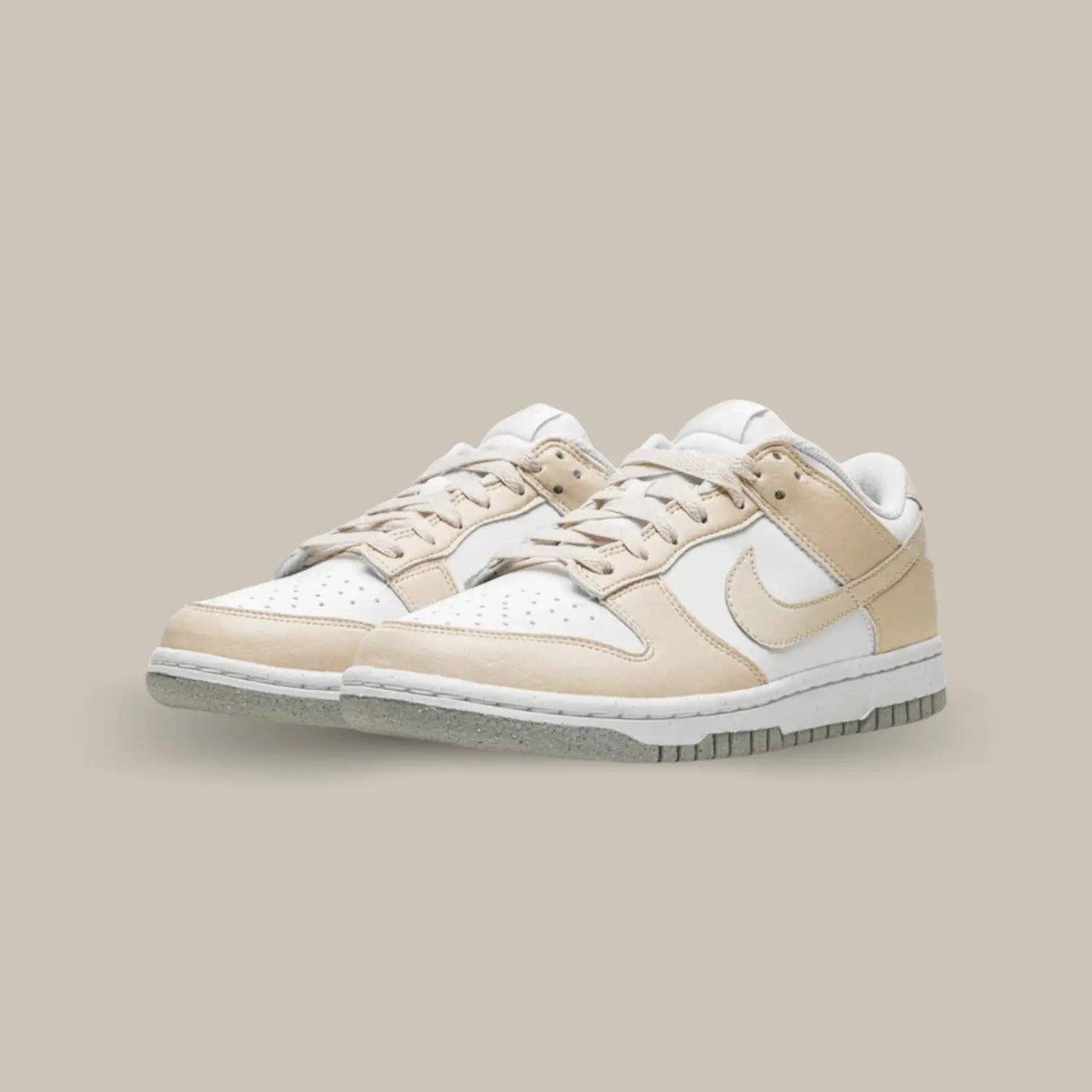 La Nike Dunk Low Next Nature White Light Orewood Brown possède une base en cuir blanc recyclé avec des empiècements en cuir crème. On retrouve le swoosh en cuir crème ainsi qu’une semelle grise qui vient compléter cette sublime Dunk.