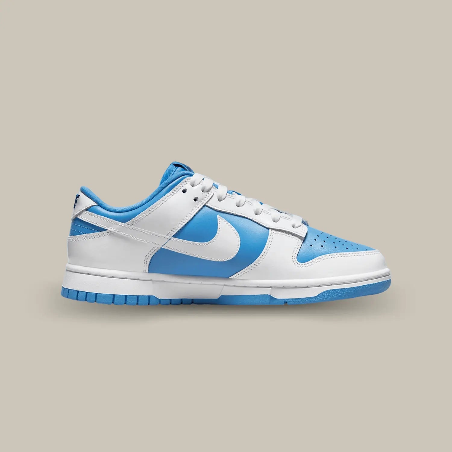 La Nike Dunk Low Reverse UNC de coté avec sa base en cuir bleu ciel accompagnée de superpositions en cuir blanc.