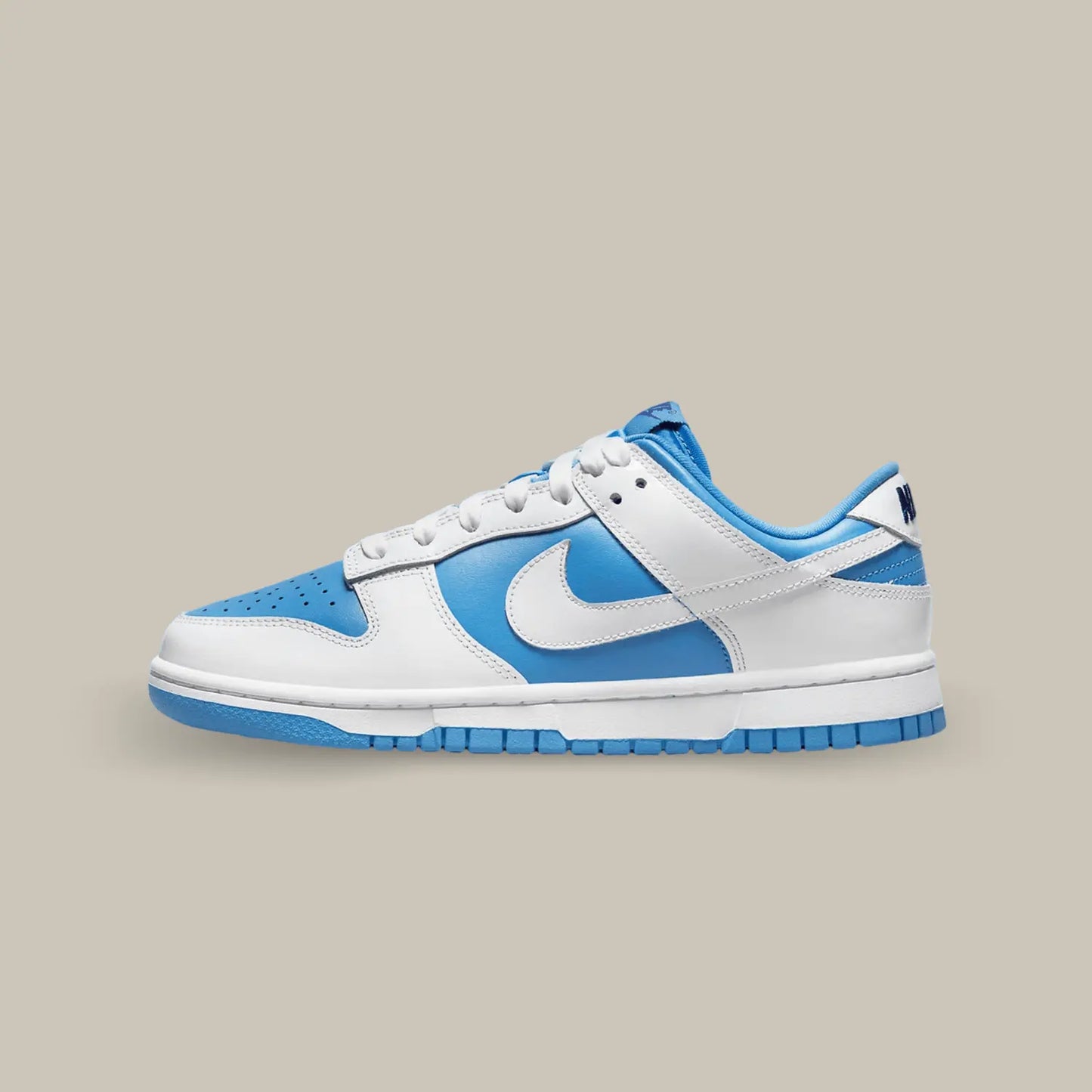 La Nike Dunk Low Reverse UNC de coté avec sa base en cuir bleu ciel accompagnée de superpositions en cuir blanc.