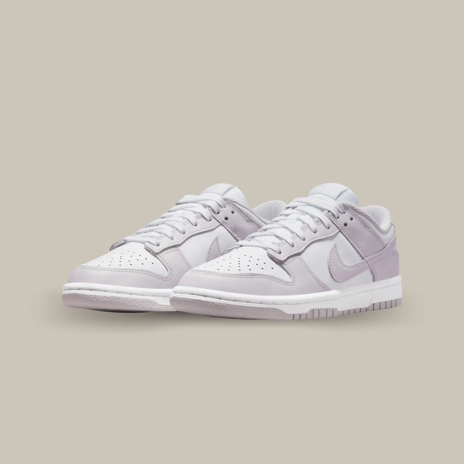 Avec sa base traditionnelle en cuir blanc, cette Nike Dunk Low Venice possède de nombreux rappels de violet au niveau du swoosh et des oeillets, on en trouvera aussi au niveau de la midsole et de l’outsole.