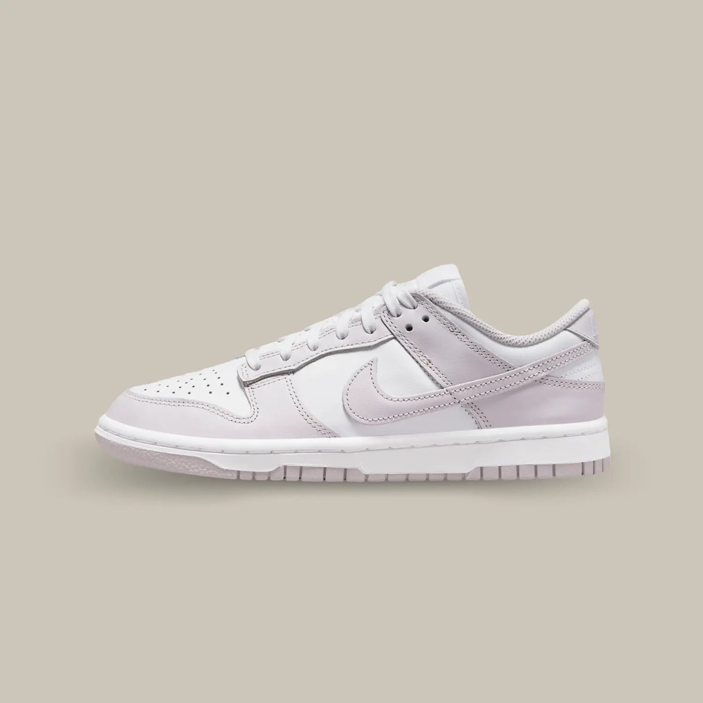 Nike Dunk Low Venice de coté avec sa base en cuir blanc et ses superpositions violettes.