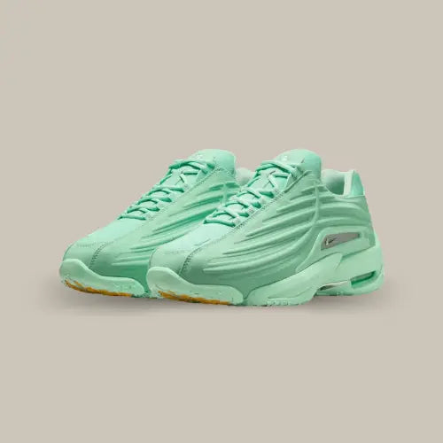 La Nike Hot Step 2 Drake NOCTA Mint Foam est l’incarnation parfaite du style et de l’innovation, fruit de la collaboration entre Nike et NOCTA, la ligne de Drake. Avec son coloris Mint Foam rafraîchissant, cette sneaker allie une empeigne en cuir texturé résistant, des détails métalliques raffinés, et une mini swoosh grise élégante. Conçue pour un confort optimal, elle intègre la technologie Air sur toute la semelle intermédiaire.