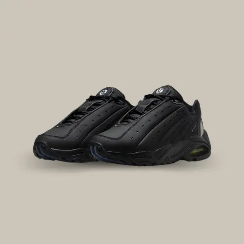 La Nike Hot Step Terra NOCTA Black possède une tige avec un cuir noir perforé pour un look total full-black. On retrouve les coutures apparentes donnant un air futuriste à la paire. La semelle G-TEK comprenant une bulle d'air laissant apparaitre une nuance de Volt.