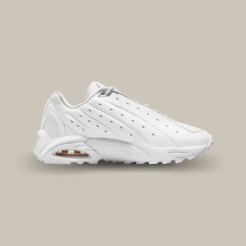 La Nike Hot Step Terra NOCTA White de côté avec son coloris blanc et sa bulle rappelant la Air Max.