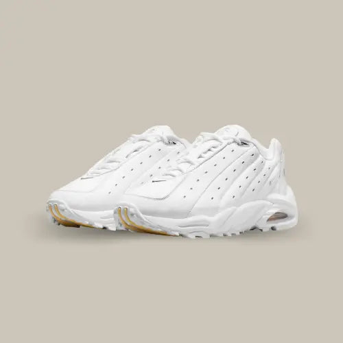 La Nike Hot Step Terra NOCTA White possède une base en cuir blanc avec de nombreuses coutures apparentes. On retrouve un swoosh métallique à l'arrière de la chaussure ainsi qu'une bulle d'air rappelant la Air Max.