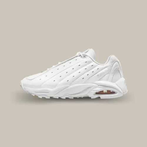 La Nike Hot Step Terra NOCTA White de côté avec son coloris blanc et sa bulle rappelant la Air Max.