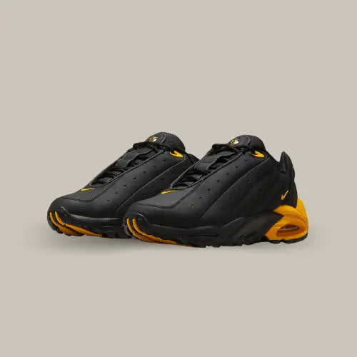 La Nike NOCTA Hot Step Air Terra Black University Gold possède une base en cuir noir perforé. On retrouve des détails dorés sur la semelle G-TEK, notamment autour de la bulle d'air. Des courbes futuristes mises en valeur par des lignes en 3M réfléchissant.