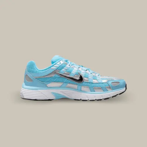 La Nike P-6000 Aquarias Blue vue de côté avec son coloris bleu et argent.