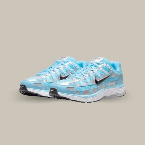 La Nike P-6000 Aquarias Blue possède une base en mesh bleu turquoise avec des superpositions en cuir argenté. On retrouve le swoosh noir qui vient contraster l'ensemble et une midsole blanche.&nbsp;