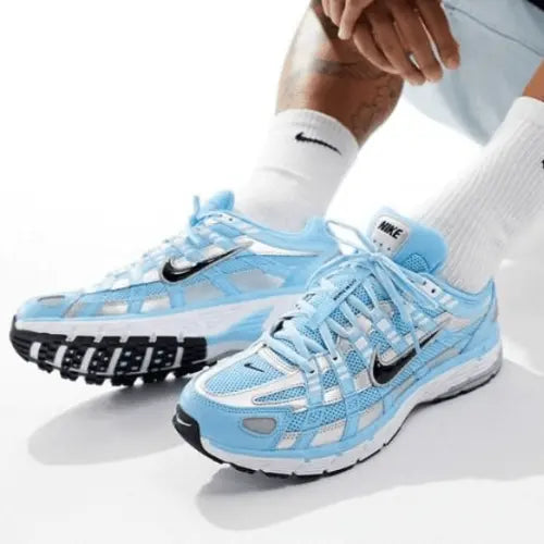 La Nike P-6000 Aquarias Blue portée avec des chaussettes blanches.