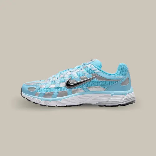 La Nike P-6000 Aquarias Blue vue de côté avec son coloris bleu et argent.