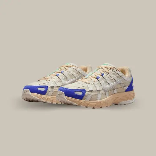 La Nike P-6000 Athletic Department Coconut Milk Medium Blue possède une base en mesh de couleur sail avec des superpositions en cuir de couleur blanc assorties au swoosh. On retrouve des touches de bleu au niveau du talon et de l'avant de la chaussure qui donne un contraste saisissant à la paire.