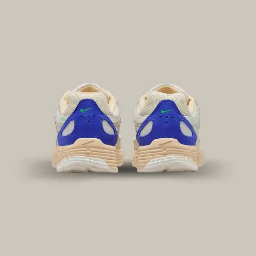 L'arrière de la Nike P-6000 Athletic Department Coconut Milk Medium Blue avec son renfor au talon de couleur bleu.