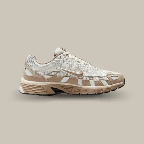 La Nike P-6000 Hangul Day vue de côté avec son coloris blanc et beige et son swoosh de couleur beige contourné de blanc.