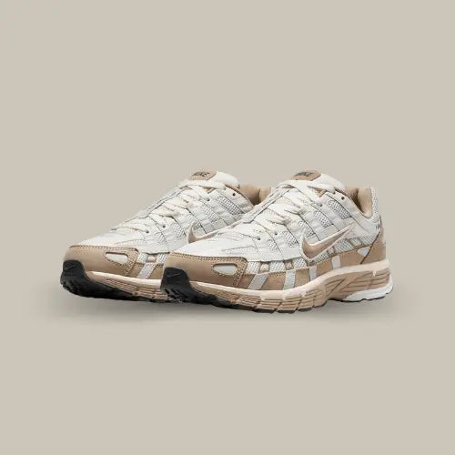 La Nike P-6000 Hangul Day possède une base en mesh blanc avec des superpositions en cuir blanc et beige. Ce modèle donne l'impression d'être divisé en deux avec le bas de la chaussure de couleur beige et le haut de couleur blanc avec le swoosh beige au contour blanc qui fait lien. Une vrai réussite pour la marque américaine qui continue à renforcer ses liens avec l'Asie.