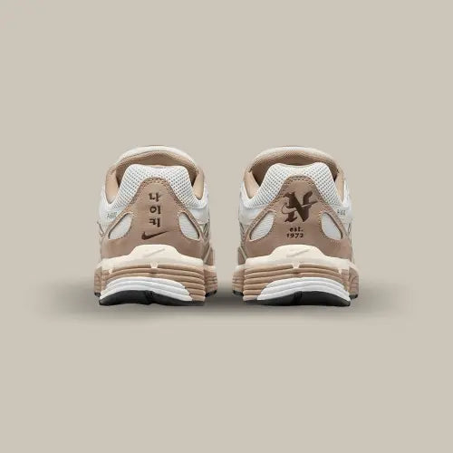 L'arrière de la Nike P-6000 Hangul Day de couleur beige.