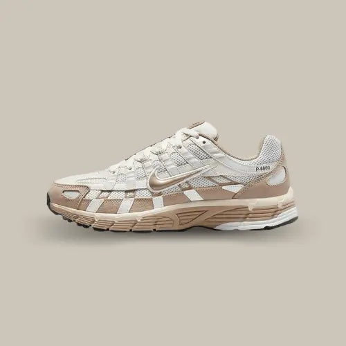 La Nike P-6000 Hangul Day vue de côté avec son coloris blanc et beige et son swoosh de couleur beige contourné de blanc.