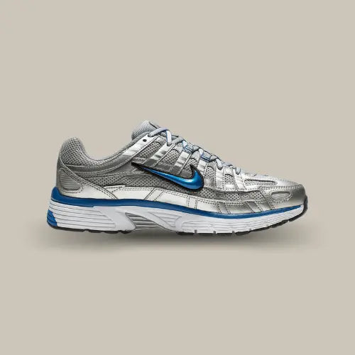 La Nike P-6000 Laser Blue vue de côté avec sa base de couleur argentée et ses touches de couleur bleu.