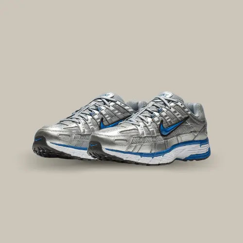 La Nike P-6000 Laser Blue possède une base en mesh de couleur argent avec des superpositions en cuir de même couleur. On retrouve des touches de bleu au niveau du swoosh et tout le long de la ligne séparant la tige et la semelle. Un contraste réussi pour la silhouette running de la marque de Beaverton.