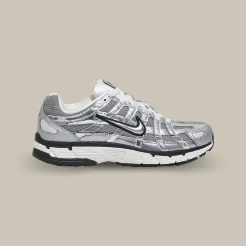 La Nike P-6000 Metallic Silver vue de côté avec sa bas en mesh gris et ses superpositions en cuir gris et argenté pour un ensemble quasiment monochrome.