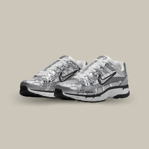 La Nike P-6000 Metallic Silver possède une base en mesh gris avec des superpositions en cuir gris et argenté. On retrouve une midsole blanche accordée à la doublure et une outsole noire qui vient conclure cette magnifique paire de basket quasiment monochrome.