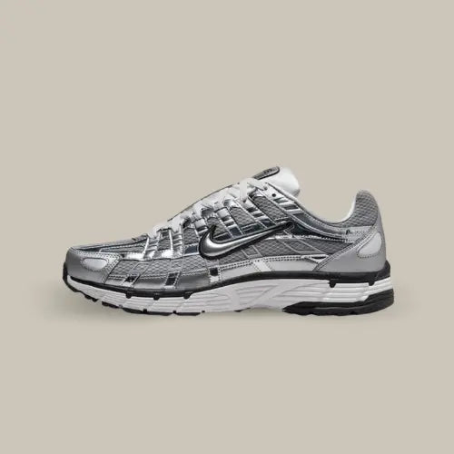 La Nike P-6000 Metallic Silver vue de côté avec sa bas en mesh gris et ses superpositions en cuir gris et argenté pour un ensemble quasiment monochrome.