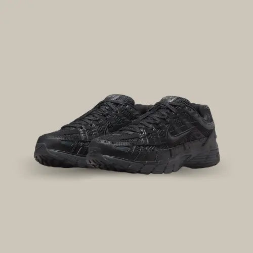 La Nike P-6000 Premium Triple Black possède une base en mesh noir avec des superpositions en cuir de la même couleur pour un rendu monochrome. On retrouve également une semelle totalement noir qui vient compléter cette itération parfaite pour s'adapter à tous les outfits.