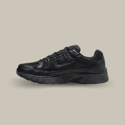 La Nike P-6000 Premium Triple Black vue de côté avec son coloris monochrome noir.