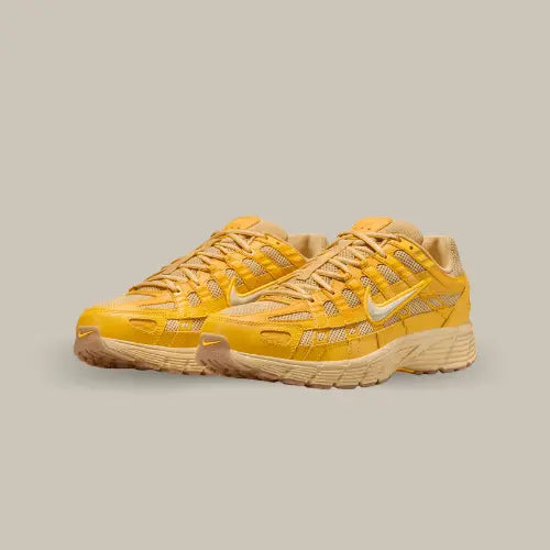 La Nike P-6000 University Gold possède une base en mesh jaune avec des superpositions en cuir de même couleur. Le contour du swoosh est également jaune et on trouve une midsole dans une teinte orangée. Le rendu de cette paire de basket est hyper tendance et sera parfaite pour donner du tonus à votre garde robe !