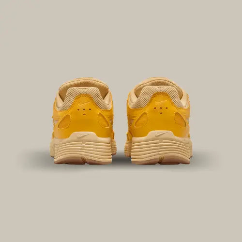 L'arrière de la Nike P-6000 University Gold avec son coloris jaune.