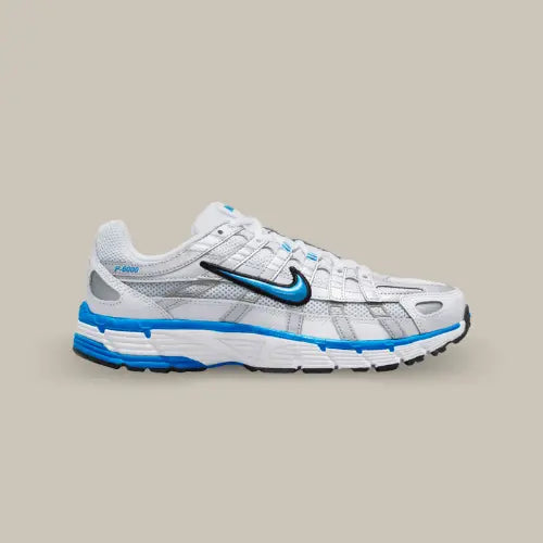 La Nike P-6000 White Blue vue de côté avec son coloris blanc et ses touches de bleu au niveau du swoosh et de la ligne qui sépare la semelle et la tige.