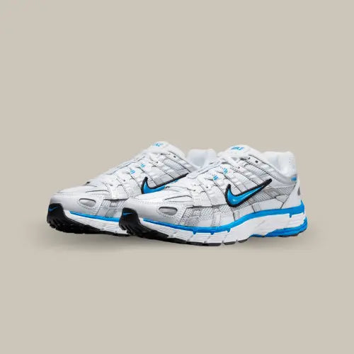 La Nike P-6000 White Blue possède une base en mesh blanc avec des superpositions en cuir argent et blanc. On retrouve des accents de bleu clair au niveau du swoosh, de la midsole et de la ligne qui sépare la tige et la semelle. Une touche de bleu qui vient donne une touche de fraicheur à cette magnifique itération.