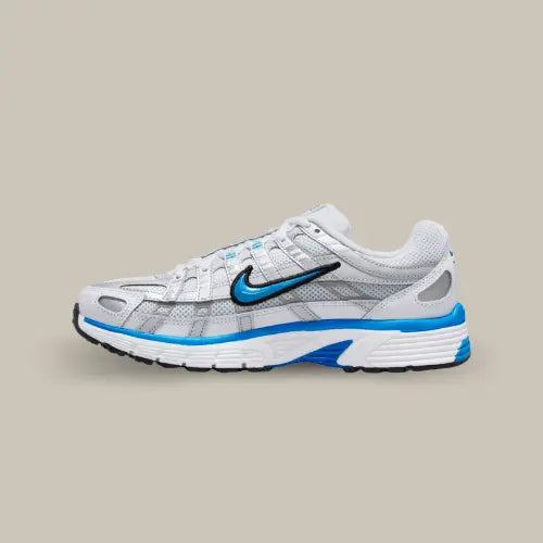 La Nike P-6000 White Blue vue de côté avec son coloris blanc et ses touches de bleu au niveau du swoosh et de la ligne qui sépare la semelle et la tige.