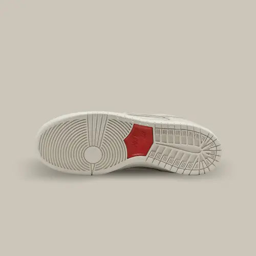 La semelle de la Nike SB Dunk Low City Of Love Light Bone de couleur blanc cassé avec du rouge au centre.