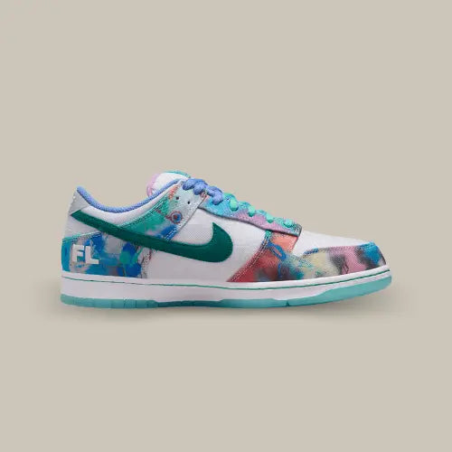 La Nike SB Dunk Low Futura Laboratories Bleached Aqua vue de côté avec ses empiècements multicolore à l'image de l'artiste Futura.