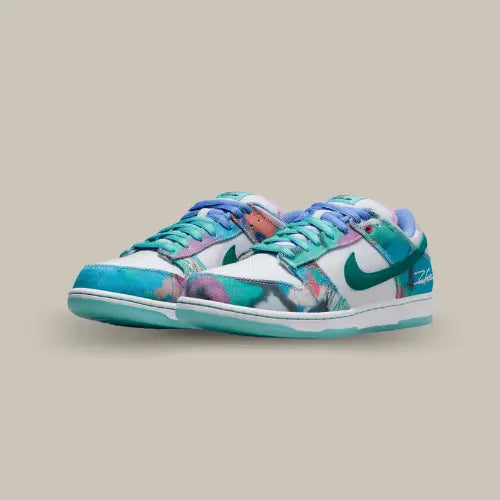 La Nike SB Dunk Low Futura Laboratories Bleached Aqua possède une base en cuir premium et en daim avec des empiècements bleached aqua qui offre un visuel à l'image du graffeur. On retrouve des détails griffés de Futura sur languette et le talon. Pour finir une semelle accordée au reste la paire vient conclure cette œuvre venant de New York.