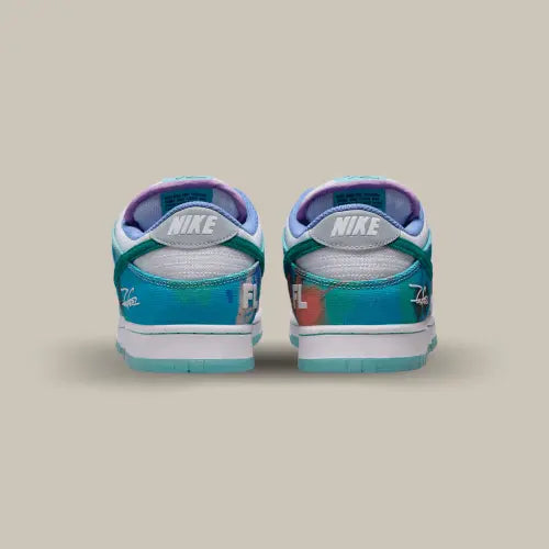 L'arrière de la Nike SB Dunk Low Futura Laboratories Bleached Aqua avec son empiècement multicolore et le logo Nike.