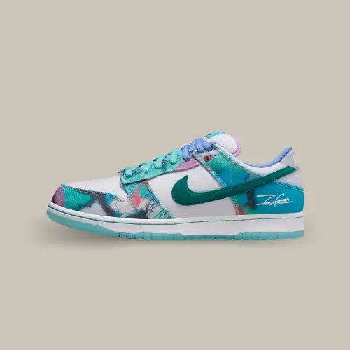 La Nike SB Dunk Low Futura Laboratories Bleached Aqua vue de côté avec ses empiècements multicolore à l'image de l'artiste Futura.