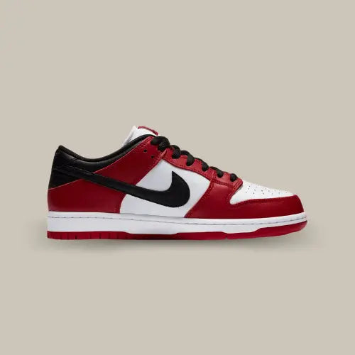 La Nike SB Dunk Low Pro Chicago vue de coté avec ses empiècements en cuir de couleur rouges, noir et blancs.