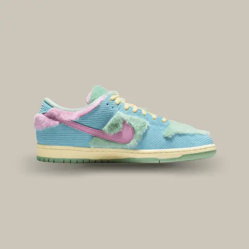 La Nike SB Dunk Low Verdy Visty vue de côté avec sa base en corduroy bleu et ses empiècements en polaire vert et rose. On retrouve également un swoosh rose qui vient contraster avec l'ensemble.